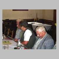 59-09-1268 6. Kirchspieltreffen 2005. Die Mombreis beim Studium der ausgelegten Heimatbuecher.JPG
